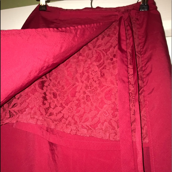 RED MIDI SKIRT - Picture 3 of 7